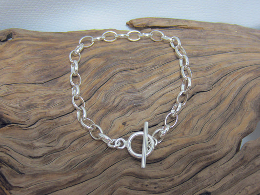 Classic sterling silver oval belcher chain bracelet with a T-bar fastening. Individual links measure around 7mm and the bracelet is 7" or 18cm in total.