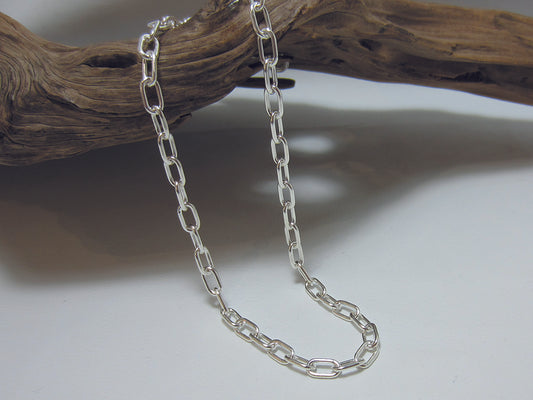 A nice rounded rectangular link, sterling silver necklace, finished off with a T-bar fastener. The necklace is 18" long weighs around 21 grams and can be worn on it's own or layered. 925 Canterbury