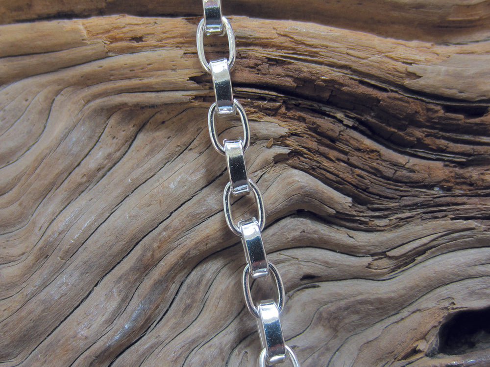 Stylish, sterling silver squared-off belcher chain bracelet with a t-bar fastener. It is 7.5" long and weighs around 13 grams. It is stamped with a full set of UK Hallmarks. 925 Silver Canterbury