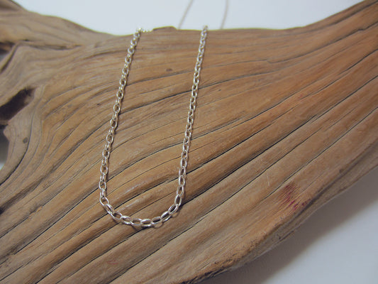 This fine, sterling silver belcher chain works well with more traditional pendants, ideal with a smaller locket or cross. It is 1.84 mm wide. 925 Silver Canterbury